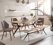 Moderner Esstisch mit passender Sitzbank in einem stilvollen Esszimmer, seitliche Perspektive