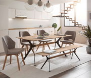 Moderner Esstisch mit passender Sitzbank in einem stilvollen Esszimmer, seitliche Perspektive