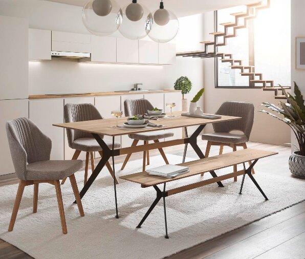 Moderner Esstisch mit passender Sitzbank in einem stilvollen Esszimmer, seitliche Perspektive