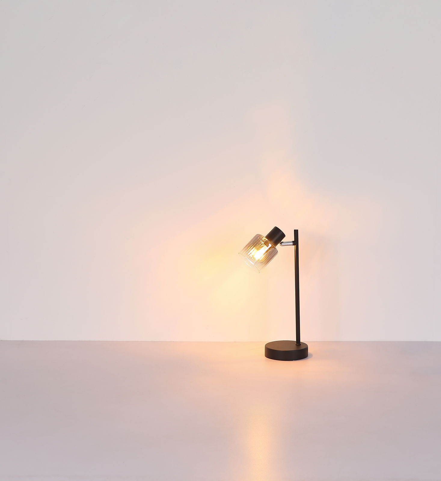 Moderne Tischleuchte mit schwarzem Standfuß und transparentem Lampenschirm, seitliche Perspektive