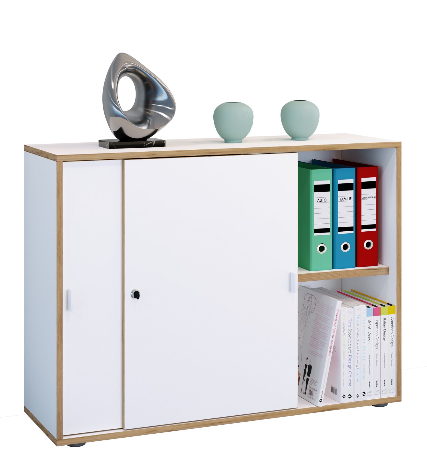 Modernes Sideboard/Aktenregal in Weiß mit Holzrahmen, Schiebetüren und offenem Fach mit Ordnern und Büchern; dekorative Skulptur und zwei Vasen obenauf, Ansicht schräg von vorne rechts.
