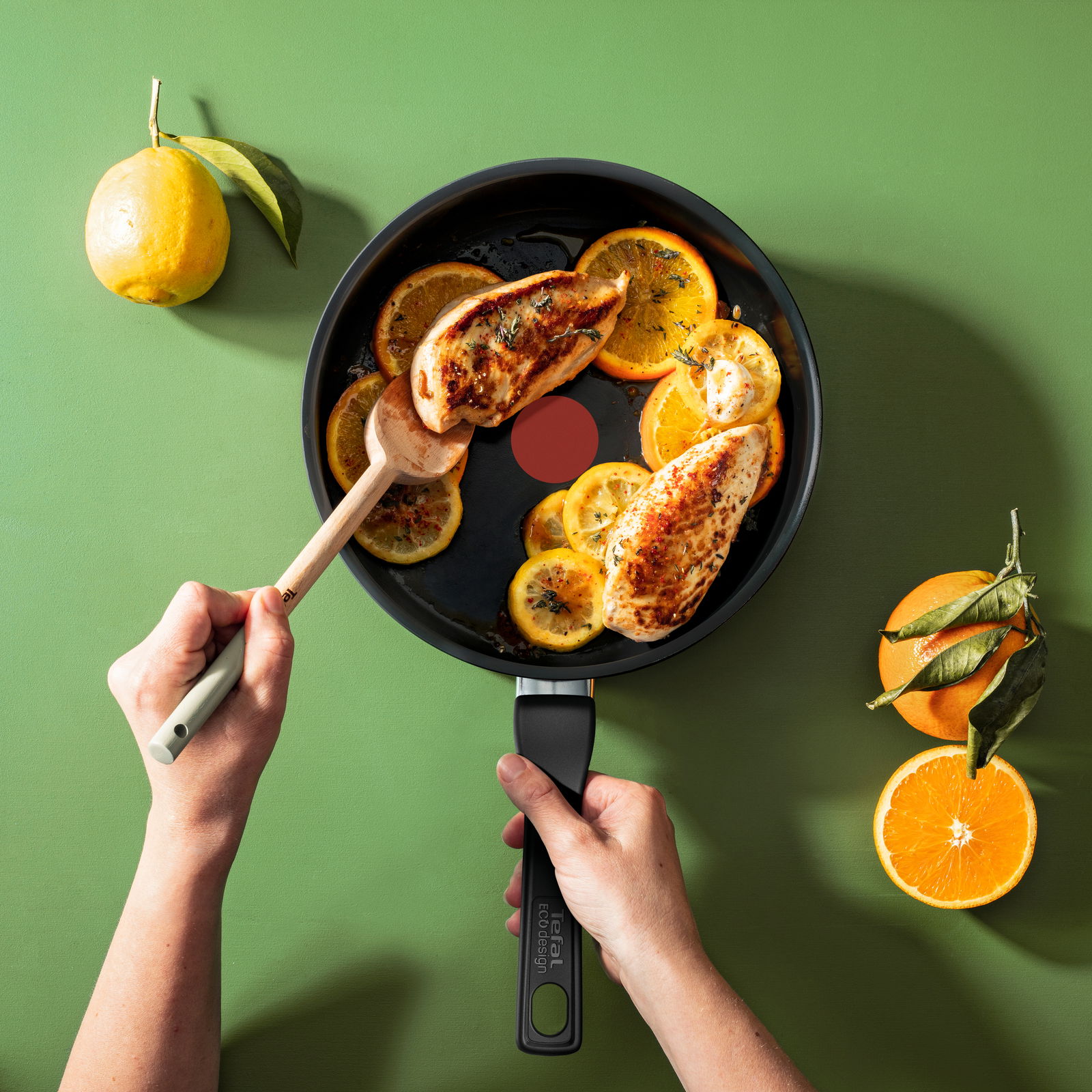 Tefal Schmorpfanne Keramik-Schmorpfanne mit gebratenem Hähnchen und Zitrusscheiben, von oben betrachtet.