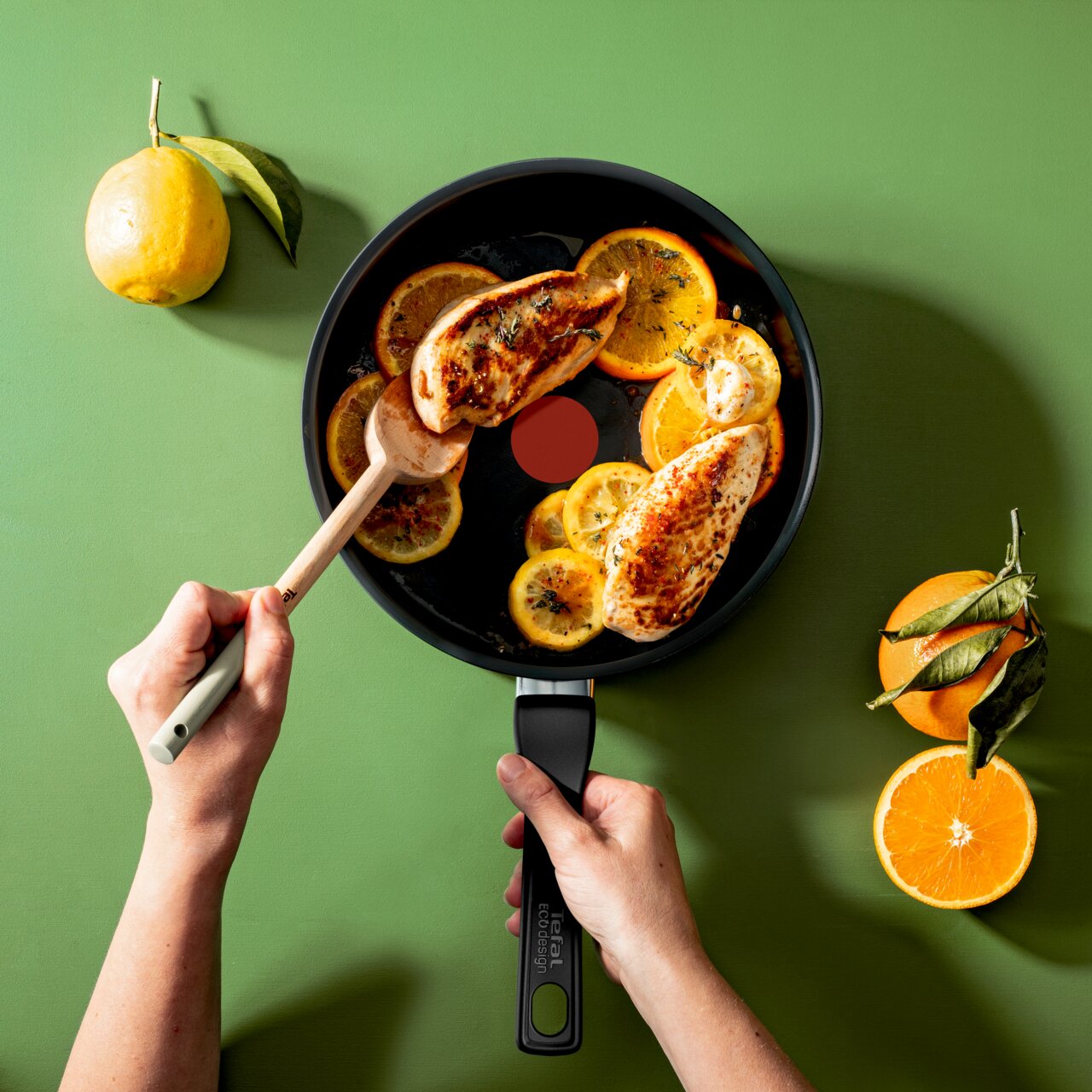 Tefal Schmorpfanne Keramik-Schmorpfanne mit gebratenem Hähnchen und Zitrusscheiben, von oben betrachtet.