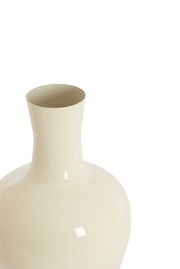 Elegante cremefarbene Vase aus Keramik, Nahaufnahme von oben