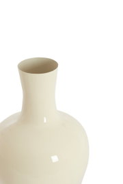 Elegante cremefarbene Vase aus Keramik, Nahaufnahme von oben