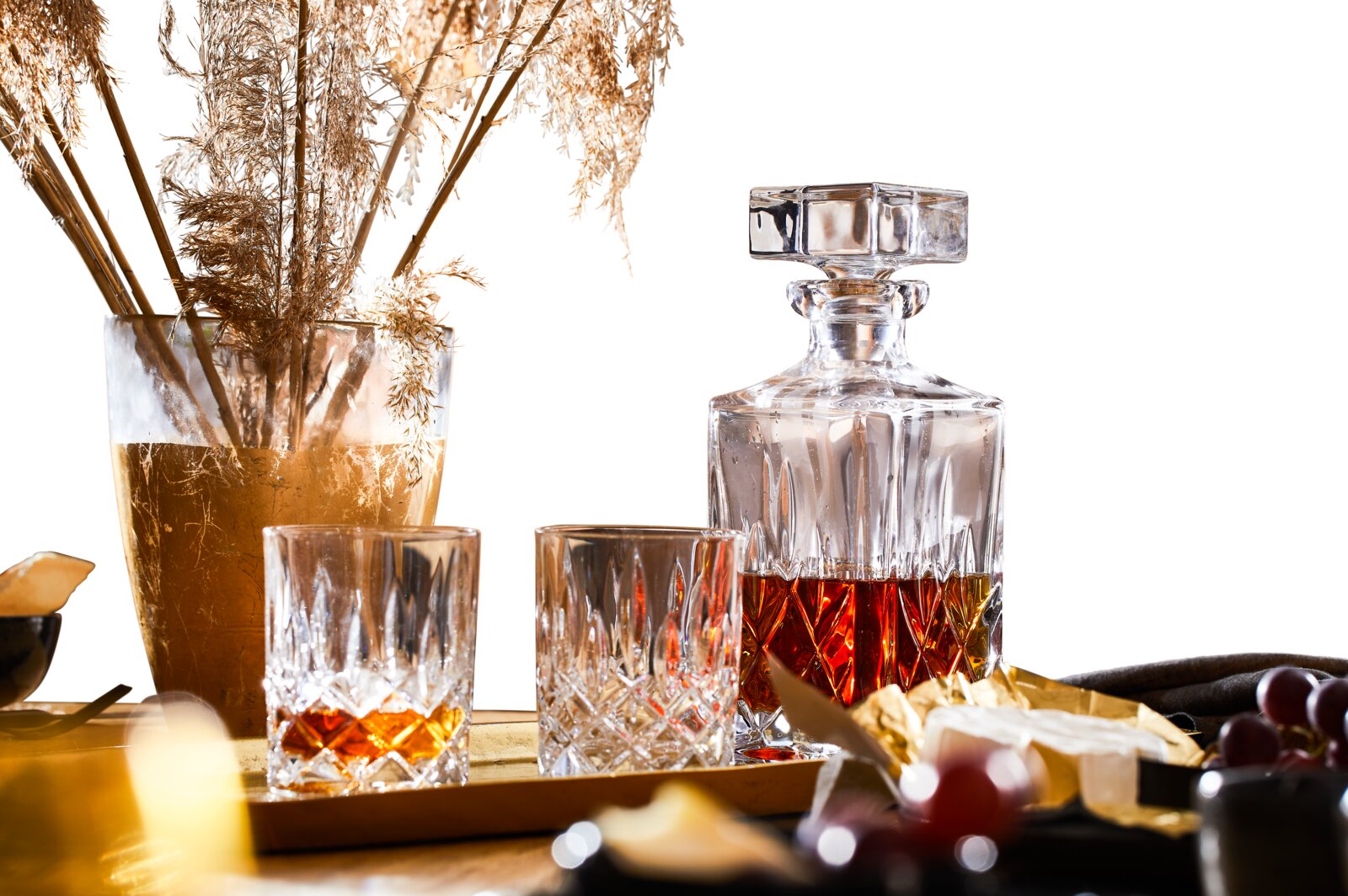 Nachtmann Whisky-Set 3 tlg. NOBLESSE Whisky-Set Noblesse mit einer Karaffe und zwei Gläsern, gefüllt mit Whisky, auf einem Tisch mit dekorativen Elementen, seitliche Perspektive