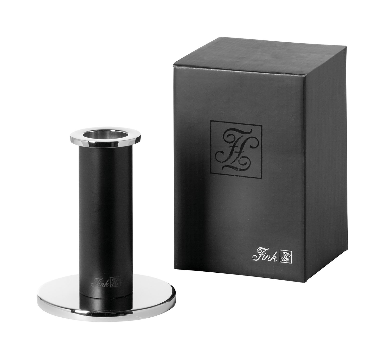 Schwarzer Leuchter mit silbernen Akzenten, frontal abgebildet neben einer eleganten schwarzen Verpackung.