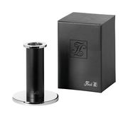 Schwarzer Leuchter mit silbernen Akzenten, frontal abgebildet neben einer eleganten schwarzen Verpackung.