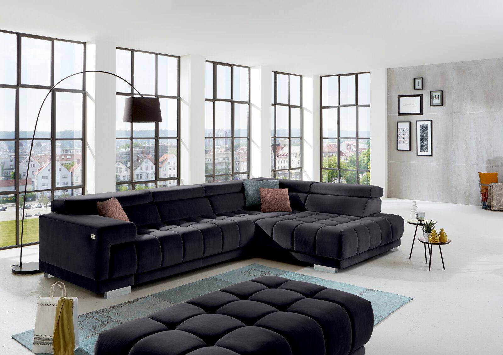 Beldomo Speed Ecksofa SPLIFF S Moderne Polsterrundecke in einem hellen Wohnzimmer mit großen Fenstern, seitliche Perspektive