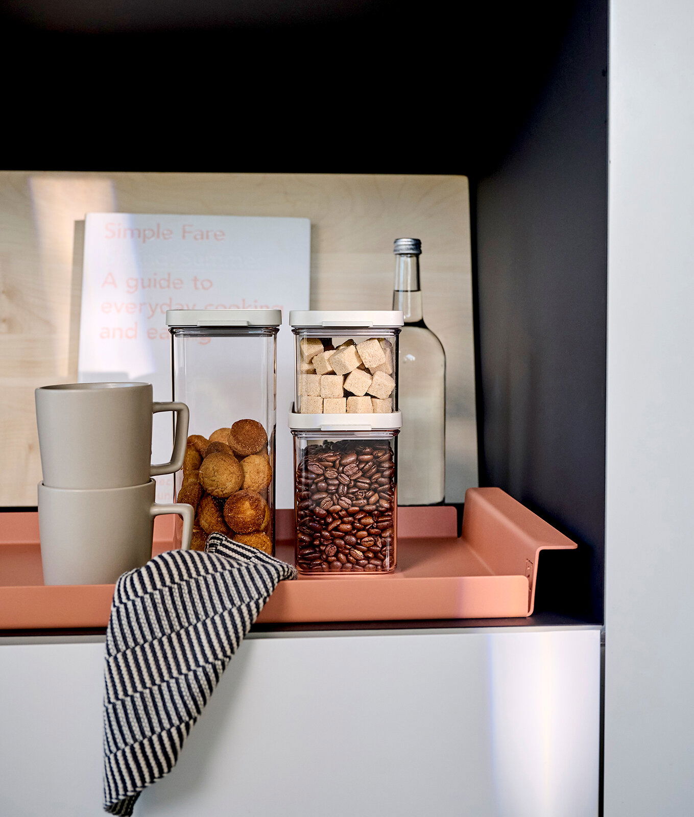 Vorratsdose Omnia 3er Set in weiß, gefüllt mit Zuckerwürfeln und Kaffeebohnen, auf einem Tablett in einer modernen Küche, seitliche Perspektive