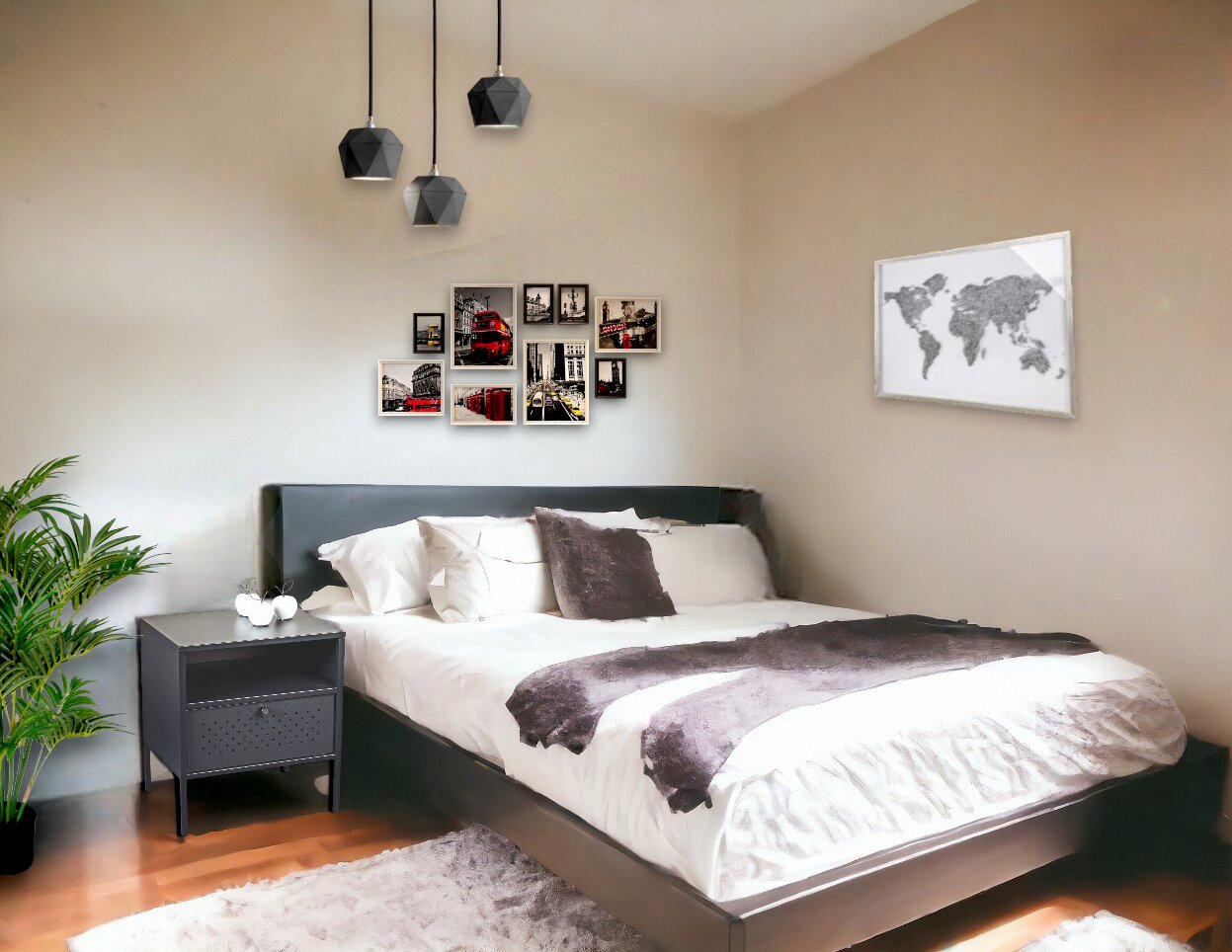 Modernes Schlafzimmer mit grauem Bett und weißer Bettwäsche, Nachttisch und Hängelampen; Wanddekoration mit Bildercollage und Weltkarte, Perspektive schräg von vorne aus dem Raum.