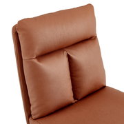 Nahaufnahme eines braunen Stuhls mit gepolsterter Rückenlehne, seitliche Perspektive