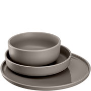 Geschirrset 12-tlg. in Taupe, bestehend aus einem flachen Teller, einem tiefen Teller und einer Schüssel, seitliche Perspektive