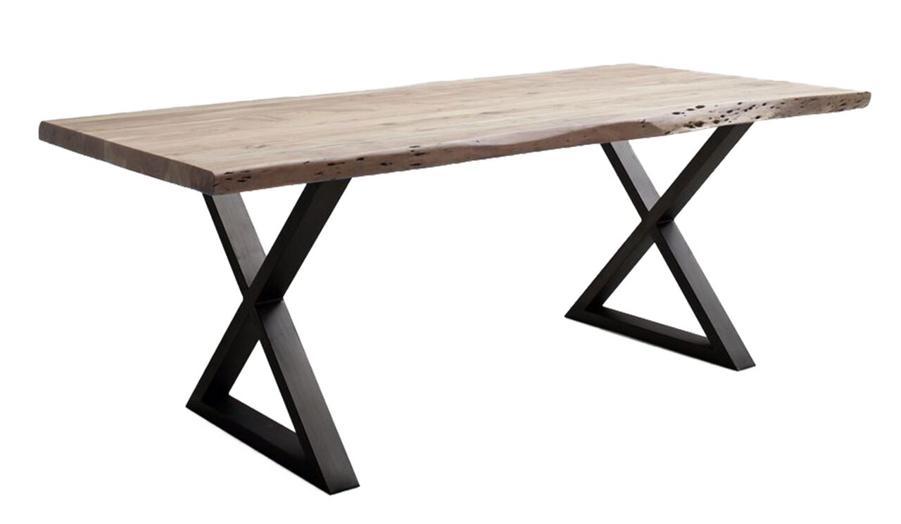Moderner Esstisch mit Holzplatte und schwarzen X-förmigen Metallbeinen, seitliche Perspektive