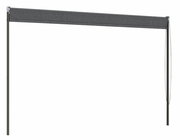 Seitenansicht eines grauen Rollos mit zwei vertikalen Stangen und einem Zugband auf der rechten Seite.