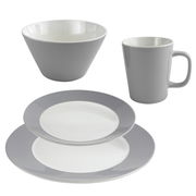 Graues Kombi-Set bestehend aus einer Schüssel, einer Tasse und zwei Tellern, seitliche Perspektive