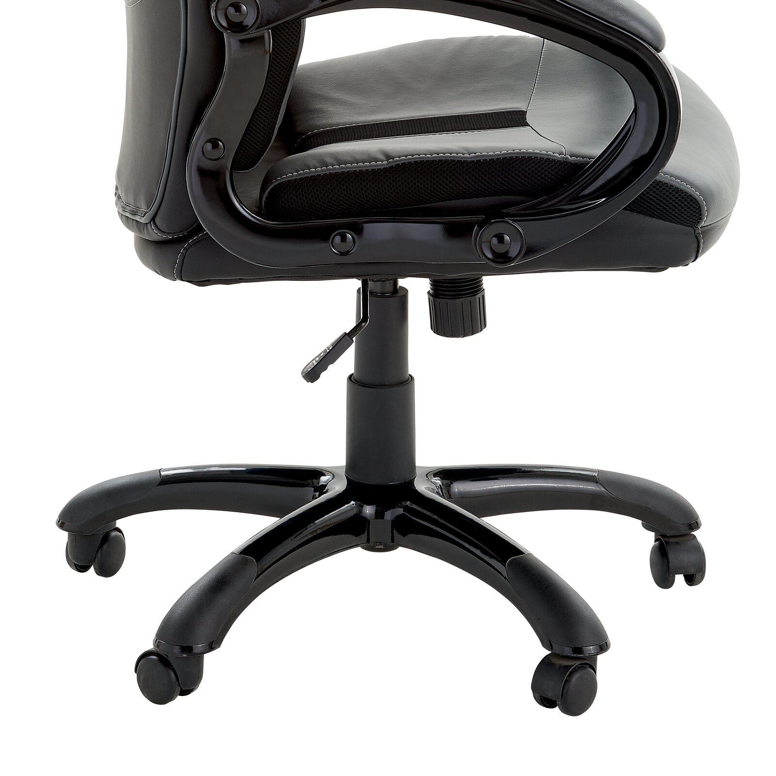 Seitliche Ansicht eines schwarzen Chefsessels mit Rollen und verstellbarer Sitzhöhe.