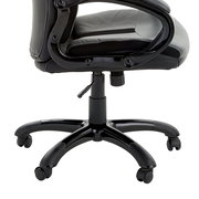 Seitliche Ansicht eines schwarzen Chefsessels mit Rollen und verstellbarer Sitzhöhe.