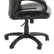 Seitliche Ansicht eines schwarzen Chefsessels mit Rollen und verstellbarer Sitzhöhe.