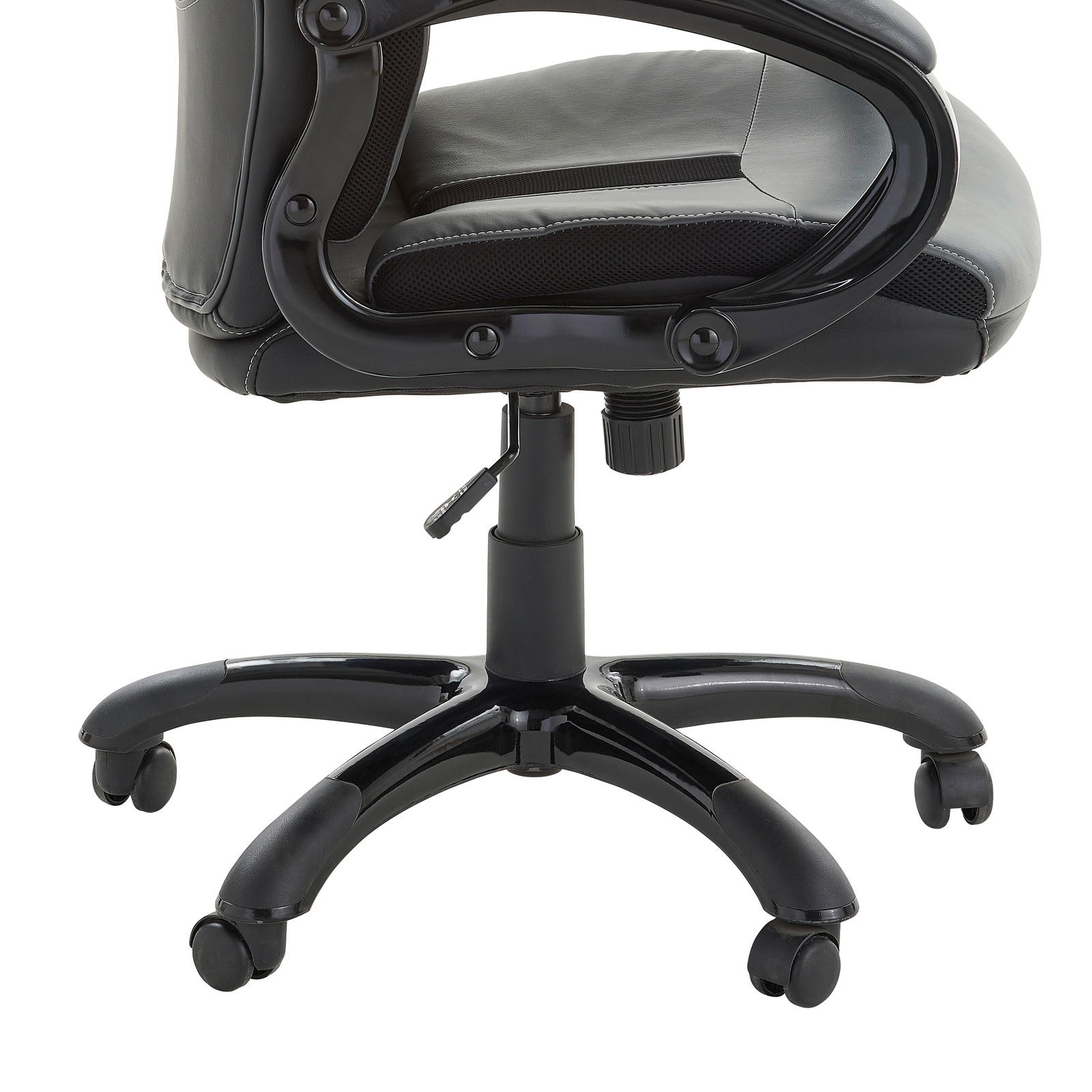 Seitliche Ansicht eines schwarzen Chefsessels mit Rollen und verstellbarer Sitzhöhe.
