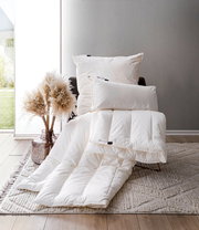 Vegan Dream Duobett 135x200cm von Centa Star, präsentiert in einem modernen Raum mit natürlichem Licht, auf einem Teppich liegend, mit dekorativen Pflanzen im Hintergrund.