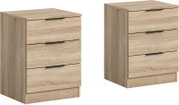 Holzoptik-Nachttisch mit drei Schubladen und schwarzen Griffleisten, freigestellt auf weißem Hintergrund, in schräger Vorderansicht (3/4-Perspektive)