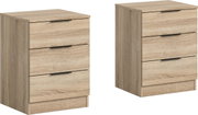 Holzoptik-Nachttisch mit drei Schubladen und schwarzen Griffleisten, freigestellt auf weißem Hintergrund, in schräger Vorderansicht (3/4-Perspektive)