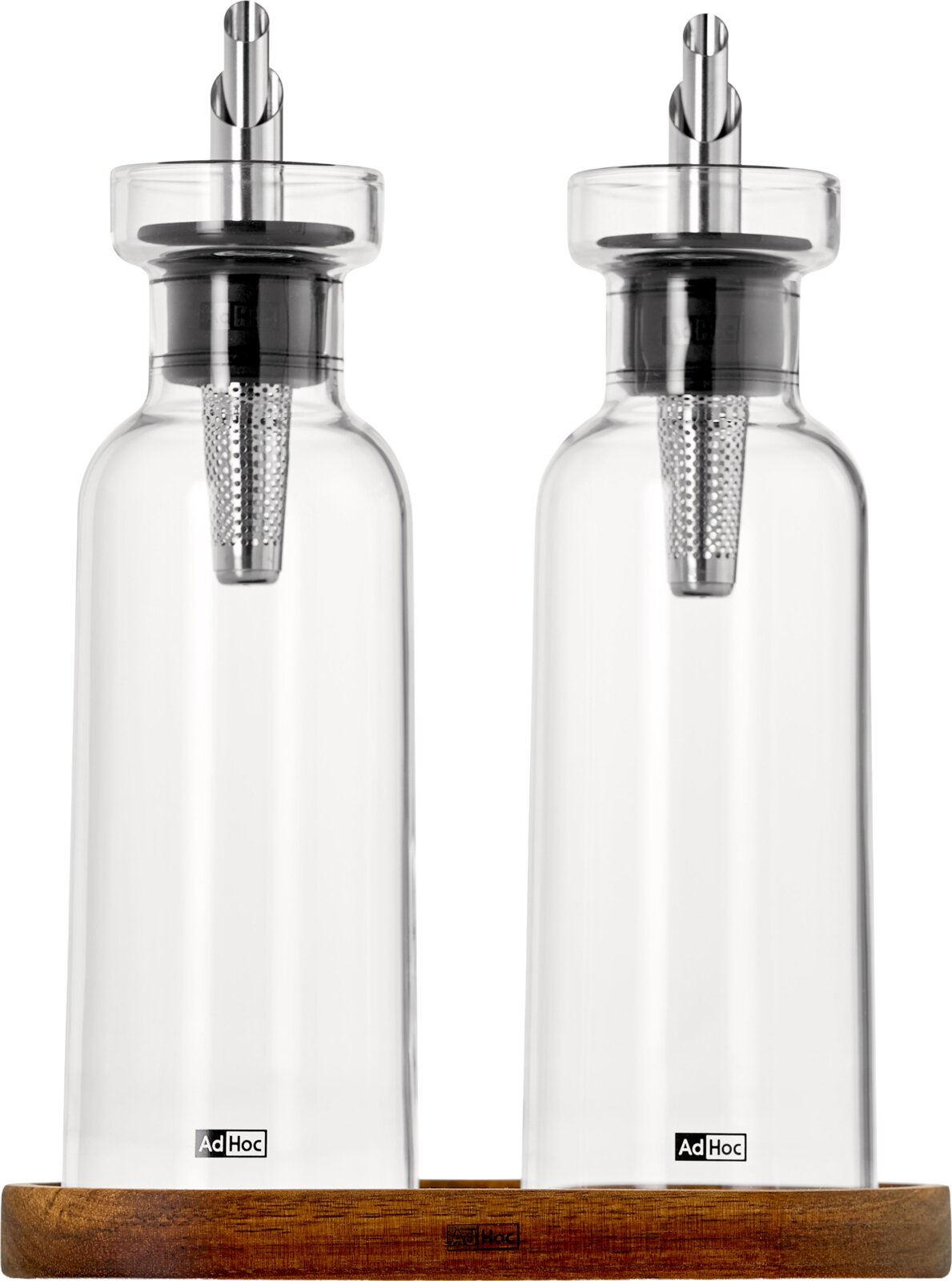 Zwei transparente Glas-Öl- und Essigspender mit Edelstahl-Ausgießer und integriertem Sieb auf Holztablett, Frontalansicht