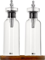 Zwei transparente Glas-Öl- und Essigspender mit Edelstahl-Ausgießer und integriertem Sieb auf Holztablett, Frontalansicht