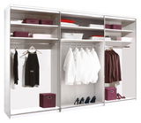 Offener Schwebetürenschrank mit mehreren Fächern, Kleiderstangen und Ablageflächen, gefüllt mit Kleidung und Accessoires, frontale Perspektive.