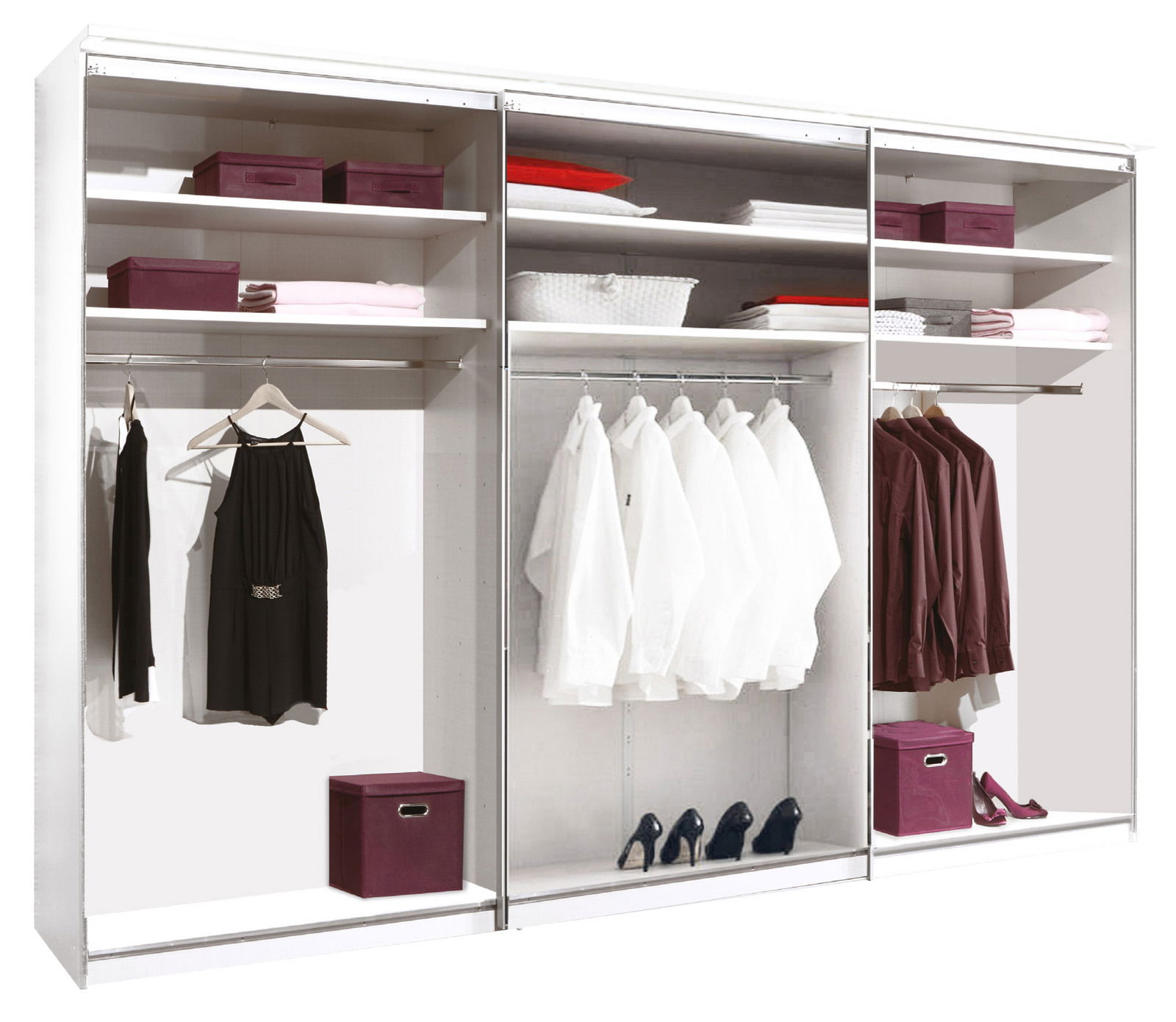 Offener Schwebetürenschrank mit mehreren Fächern, Kleiderstangen und Ablageflächen, gefüllt mit Kleidung und Accessoires, frontale Perspektive.