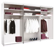 Offener Schwebetürenschrank mit mehreren Fächern, Kleiderstangen und Ablageflächen, gefüllt mit Kleidung und Accessoires, frontale Perspektive.