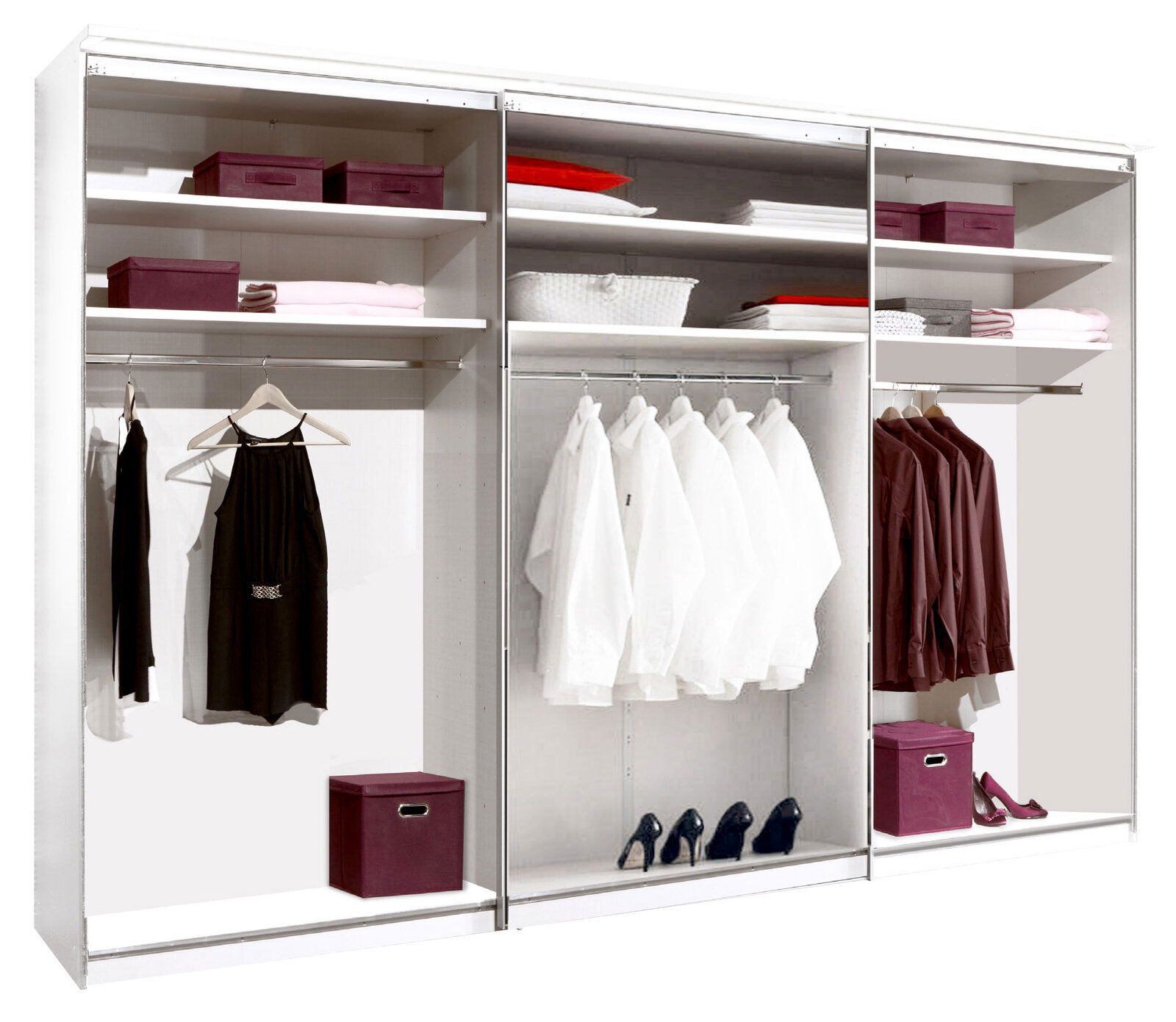 Offener Schwebetürenschrank mit mehreren Fächern, Kleiderstangen und Ablageflächen, gefüllt mit Kleidung und Accessoires, frontale Perspektive.