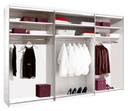 Offener Schwebetürenschrank mit mehreren Fächern, Kleiderstangen und Ablageflächen, gefüllt mit Kleidung und Accessoires, frontale Perspektive.