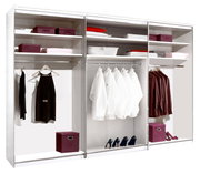 Offener Schwebetürenschrank mit mehreren Fächern, Kleiderstangen und Ablageflächen, gefüllt mit Kleidung und Accessoires, frontale Perspektive.