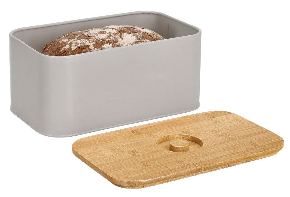 Grauer Brotkasten mit abgenommenem Bambusdeckel, gefüllt mit einem Laib Brot, aus seitlicher Perspektive.