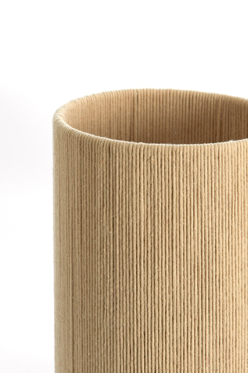 Zylindrischer Lampenschirm aus beigem, geripptem Stoff, seitliche Perspektive