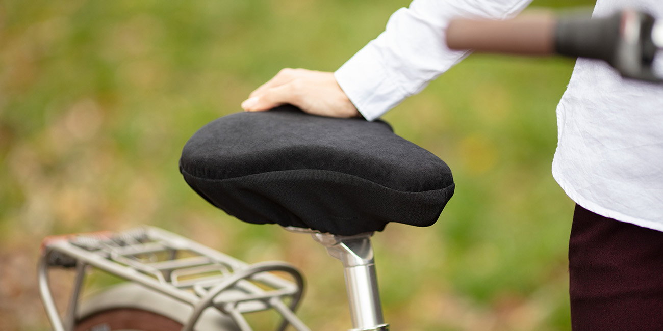 Schwarzer Fahrradsattel mit weicher TEMPUR-Polsterung