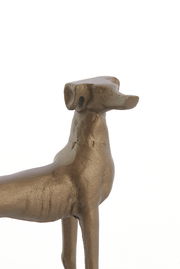 Bronzefarbene Hundeskulptur aus Metall, seitliche Perspektive