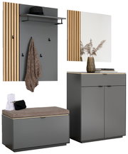 Modernes Garderoben-Set in Anthrazit mit Holz-Lamellenpaneel, Spiegel, Hakenleiste und Hutablage sowie Schuhschrank und Sitzbank mit Polster, dargestellt in frontaler Perspektive leicht von links.
