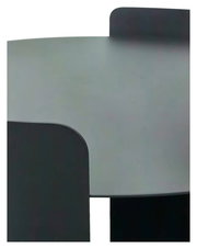 Moderner Beistelltisch in dunklem Design, Nahaufnahme von oben