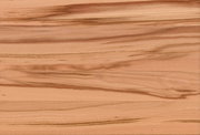 Nahaufnahme einer Holzoberfläche mit natürlicher Maserung in warmen Brauntönen.