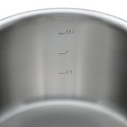 Binnenkant van een pan met maatverdeling tot 1,5 liter.