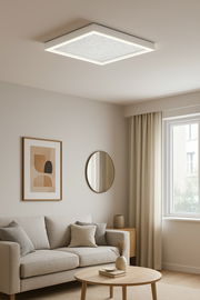 Moderne quadratische LED-Deckenleuchte in einem stilvollen Wohnzimmer, von unten betrachtet.