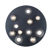 Moderne LED-Deckenleuchte mit mehreren runden Lichtquellen, Ansicht von unten.