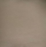 Nahaufnahme einer beige strukturierten Lederoberfläche, die für einen Armlehnstuhl verwendet wird.