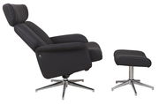 Seitliche Ansicht eines schwarzen Relaxsessels mit passendem Hocker, beide mit verchromten Drehgestellen.