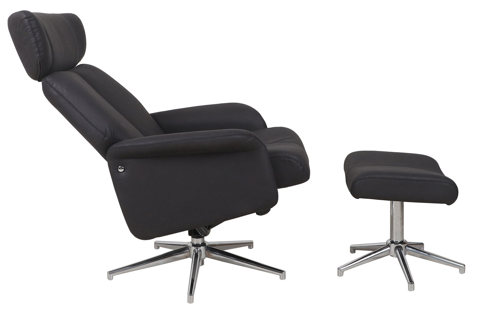 Seitliche Ansicht eines schwarzen Relaxsessels mit passendem Hocker, beide mit verchromten Drehgestellen.