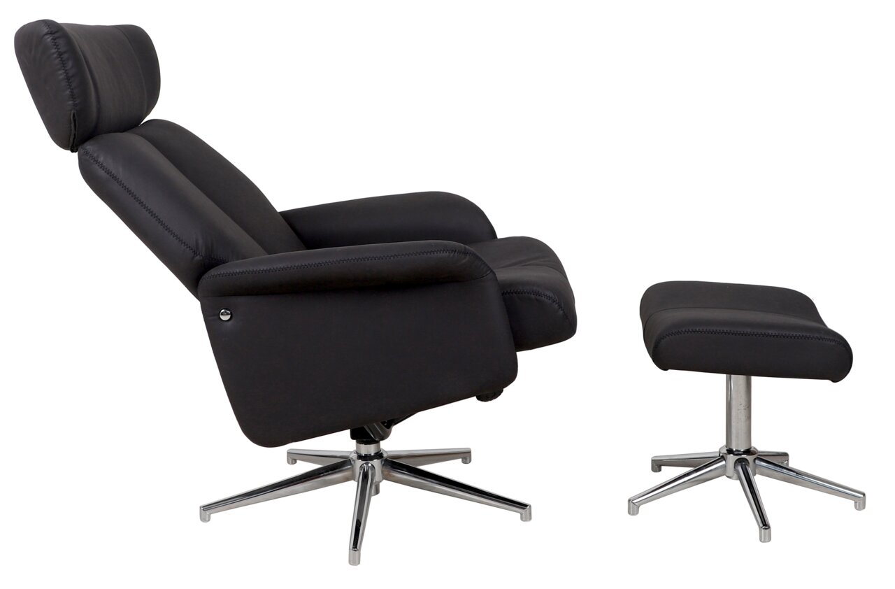 Seitliche Ansicht eines schwarzen Relaxsessels mit passendem Hocker, beide mit verchromten Drehgestellen.
