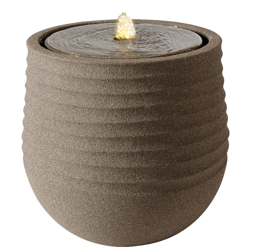 Brunnen aus recyceltem Kunststoff mit gerippter Oberfläche und sprudelndem Wasser, seitliche Perspektive